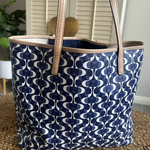 Coach Soft Leather Bag - Picture 3 of 8